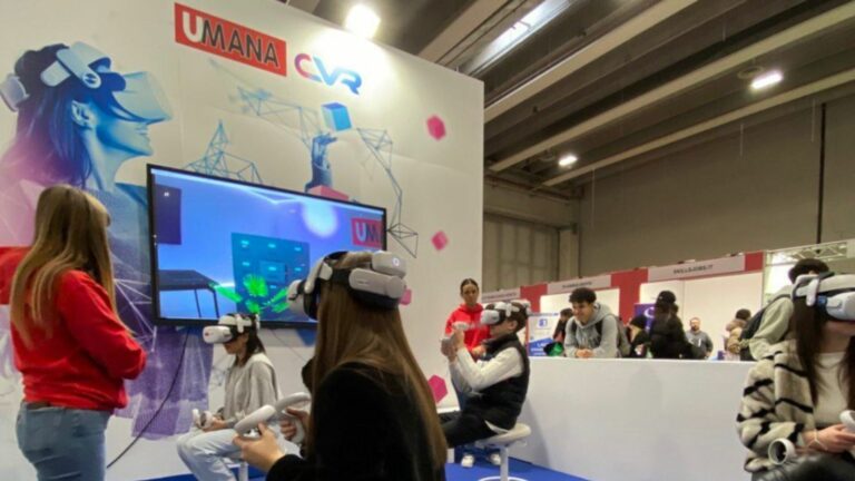 Persone che sperimentano la realtà virtuale di Umana