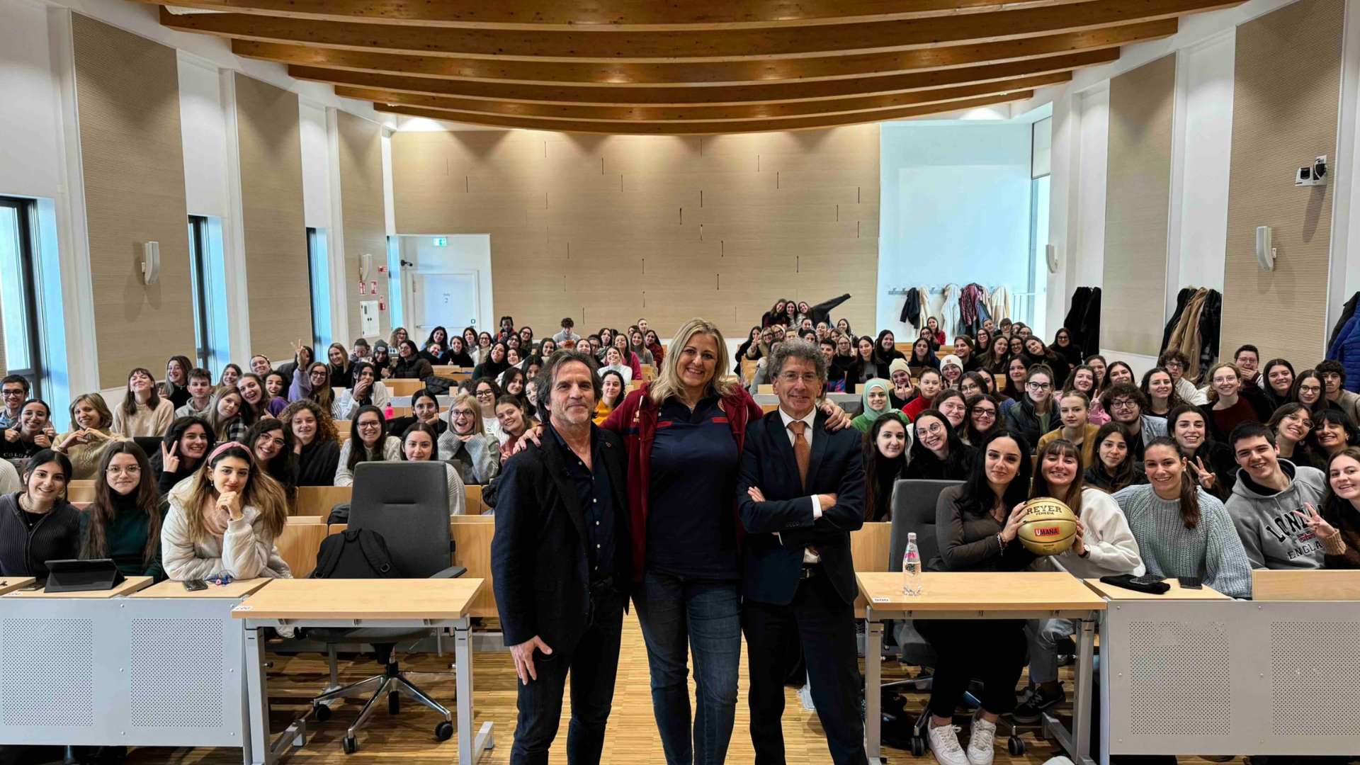 Paolo Bettio all'Università di Padova con gli studenti del corso di studi di Strategia e marketing del professor Alessandro Di Paolo.