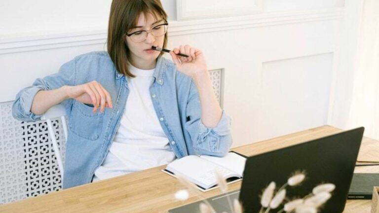 Ragazza al computer che pensa