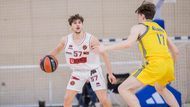 Due ragazzi che giocano a basket