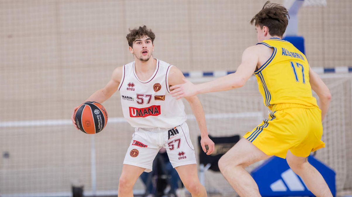 Due ragazzi che giocano a basket