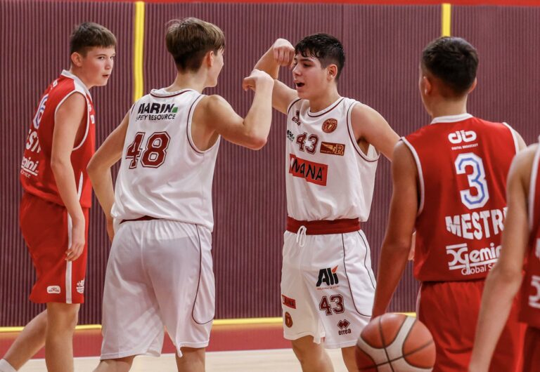 Settore giovanile maschile dell'Umana Reyer che gioca in campo