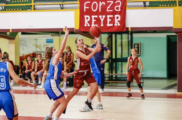 Squadra femminile dell'Umana Reyer che gioca a basket
