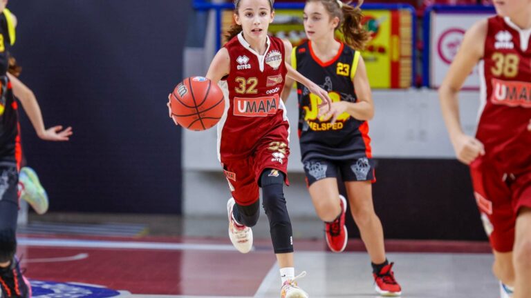 Ragazze della Reyer che giocano in campo