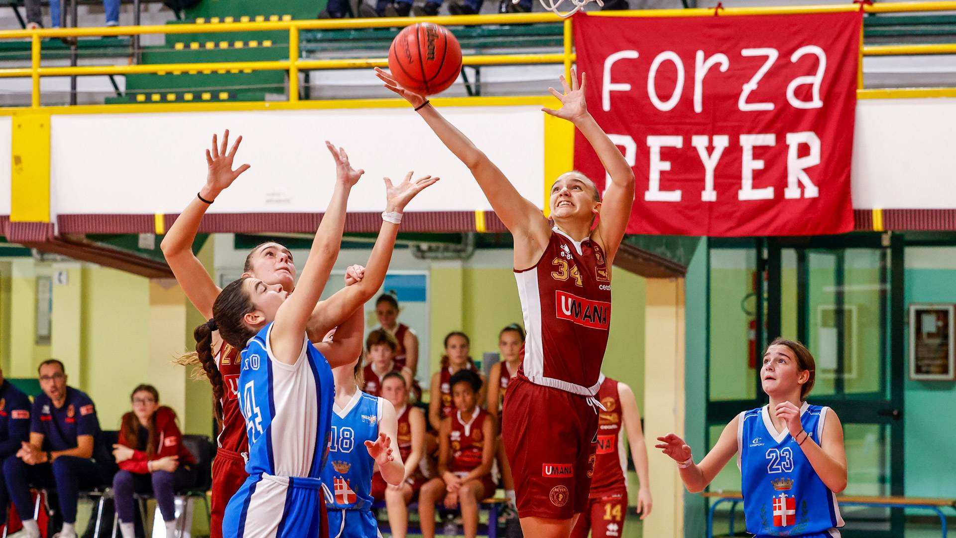 Giovani giocatrici della squadra Reyer mentre giocano a Basket