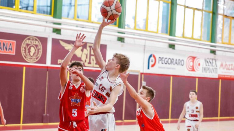 Giovani giocatori della squadra Reyer mentre giocano a Basket
