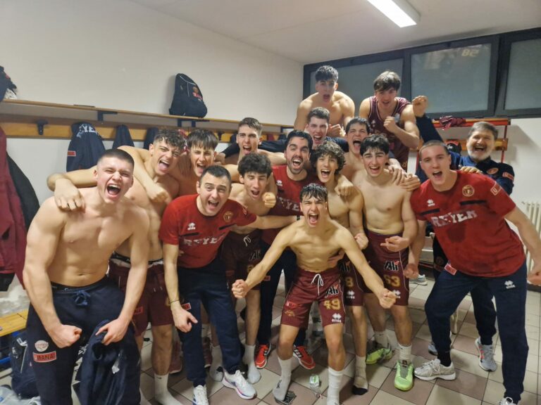 Umana Reyer under 19 maschile nello spoiatoio che esulta dopo la vittoria