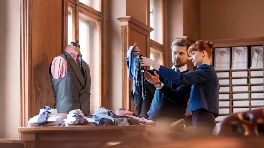 commessi controllano la qualità dei vestiti
